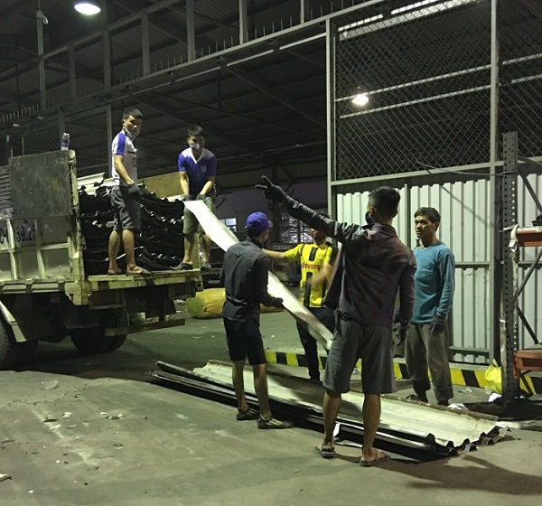Xe tải chuyên dụng được huy động thu gom phế liệu nhanh chóng, sạch sẽ.