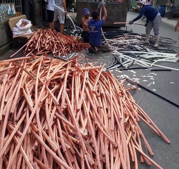 Quy trình thu gom phế liệu được thực hiện chuyên nghiệp, đảm bảo quyền lợi của khách hàng